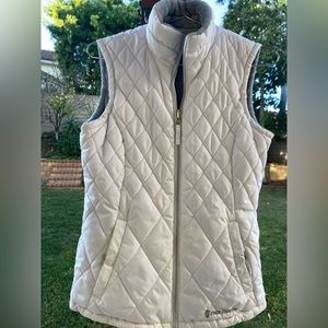 White Free Country down fleece vest with snap close pockets on the outside